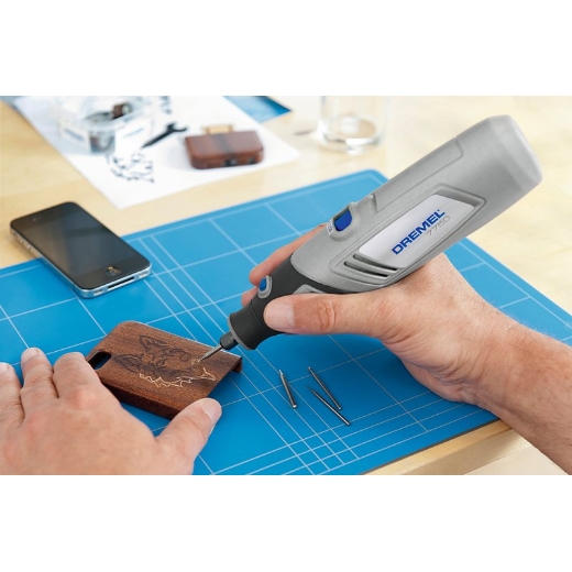 Einen Wolf mit einem Dremel-Rotationswerkzeug in Holz schnitzen