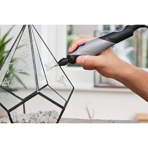Grabado de un objeto de vidrio con una Dremel Stylo