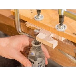 Lijar la madera sujeta con una banda de lijado con una multiherramienta Dremel