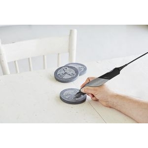 Dremel Stylo+ grabando un coster de piedra