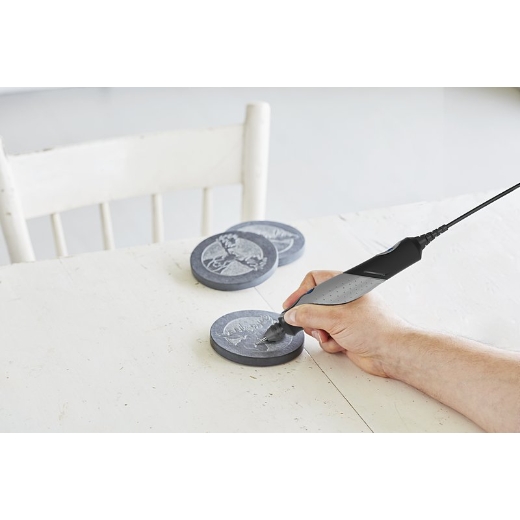 Dremel Stylo+ grabando un coster de piedra