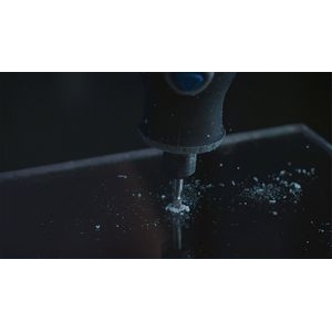 Una multiherramienta Dremel acoplada a la cortadora de alta velocidad Dremel 194