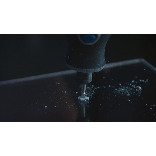 Una multiherramienta Dremel acoplada a la cortadora de alta velocidad Dremel 194