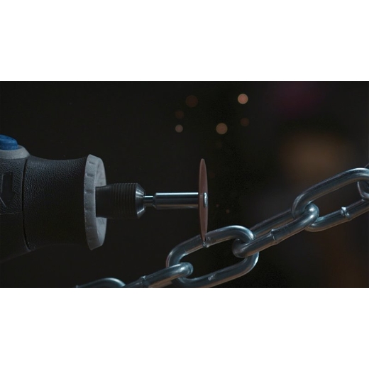 Una multiherramienta Dremel acoplada a la rueda de corte de carburo de tungsteno Dremel 9936 de diente estructurado con forma de rueda de corte que se utiliza en madera