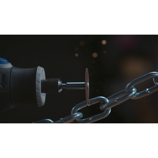 Una multiherramienta Dremel acoplada a la rueda de corte de carburo de tungsteno Dremel 9936 de diente estructurado con forma de rueda de corte que se utiliza en madera