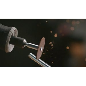 Una multiherramienta Dremel acoplada a la rueda de corte Dremel 420, que se ha colocado en un mandril que se utiliza para cortar acero