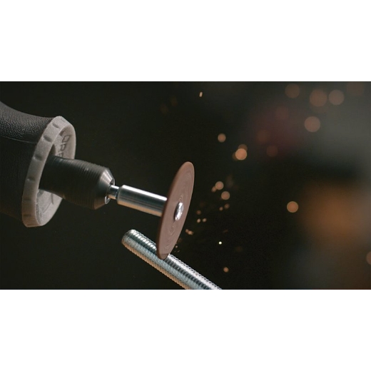 Una multiherramienta Dremel acoplada a la rueda de corte Dremel 420, que se ha colocado en un mandril que se utiliza para cortar acero