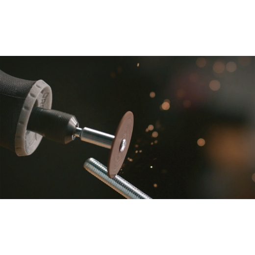 Una multiherramienta Dremel acoplada a la rueda de corte Dremel 420, que se ha colocado en un mandril que se utiliza para cortar acero