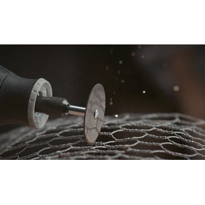 Una multiherramienta Dremel acoplada a la rueda de corte Dremel 426, que se ha colocado en un mandril que se utiliza para cortar acero endurecido