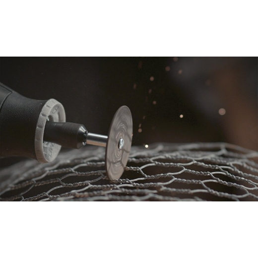 Una multiherramienta Dremel acoplada a la rueda de corte Dremel 426, que se ha colocado en un mandril que se utiliza para cortar acero endurecido