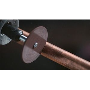 Una multiherramienta Dremel acoplada a la rueda de corte Dremel 540, que se ha colocado en un mandril que se utiliza para cortar metal