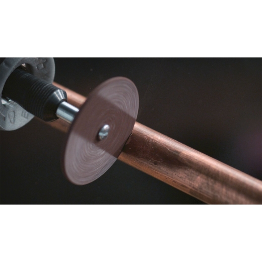 Una multiherramienta Dremel acoplada a la rueda de corte Dremel 540, que se ha colocado en un mandril que se utiliza para cortar metal