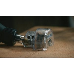 Una multiherramienta Dremel acoplada a la cuchilla de corte longitudinal Dremel 546 que se utiliza para cortar madera