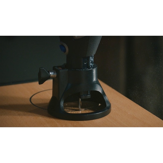 Una multiherramienta Dremel acoplada a las brocas de corte en espiral Dremel 561 multiusos con el accesorio de corte multiusos Dremel que se utiliza para cortar una pieza de madera