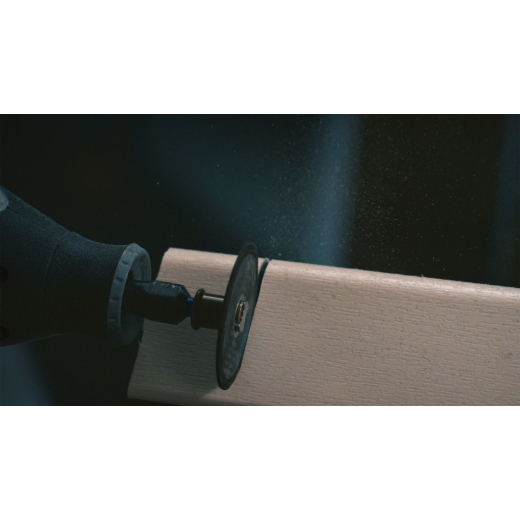 Ein Dremel-Multifunktionswerkzeug, das an der Dremel SC476 EZ SpeedClic-Kunststoff-Trennscheibe befestigt ist, wird zum Schneiden verwendet