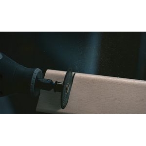 Una multiherramienta Dremel acoplada al disco de corte de madera Dremel SC544 EZ SpeedClic que se utiliza para cortar