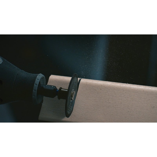 Una multiherramienta Dremel acoplada al disco de corte de madera Dremel SC544 EZ SpeedClic que se utiliza para cortar