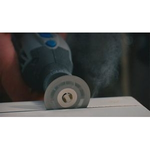 Una multiherramienta Dremel acoplada al disco de corte de diamante Dremel SC545 EZ SpeedClic que se utiliza para cortar