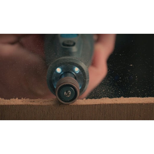 Una multiherramienta Dremel acoplada a la banda de lija Dremel 408 que se utiliza para lijar madera
