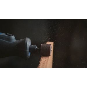 Una multiherramienta Dremel acoplada a la banda de lija Dremel 408 que se utiliza para lijar madera