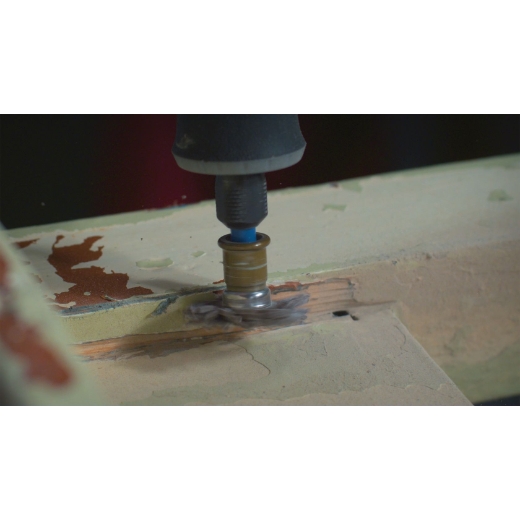 Una multiherramienta Dremel acoplada a la Dremel 471S EZ SpeedClic: Detalle Cepillo abrasivo que se utiliza en una pieza de madera