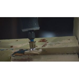 Una multiherramienta Dremel acoplada a la Dremel 472S EZ SpeedClic: Detalle Cepillo abrasivo que se utiliza en una pieza de madera