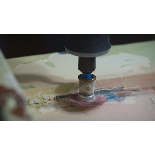 Una multiherramienta Dremel acoplada a la Dremel 473S EZ SpeedClic: Detalle Cepillo abrasivo que se utiliza en una pieza de madera