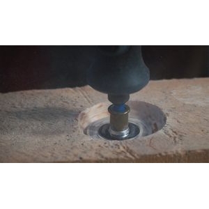 Una multiherramienta Dremel acoplada a la Dremel SC413 EZ SpeedClic: Disco de lija que se utiliza en una pieza de madera