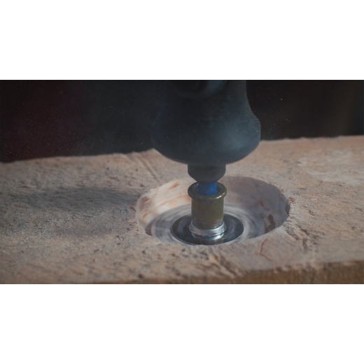 Una multiherramienta Dremel acoplada a la Dremel SC413 EZ SpeedClic: Disco de lija que se utiliza en una pieza de madera