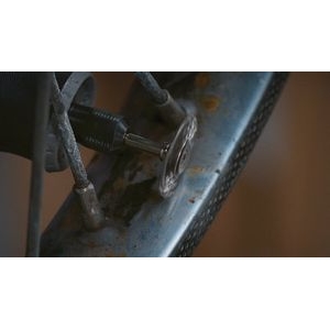 Cepillo de acero al carbono Dremel 428 que se utiliza para eliminar el óxido de una rueda