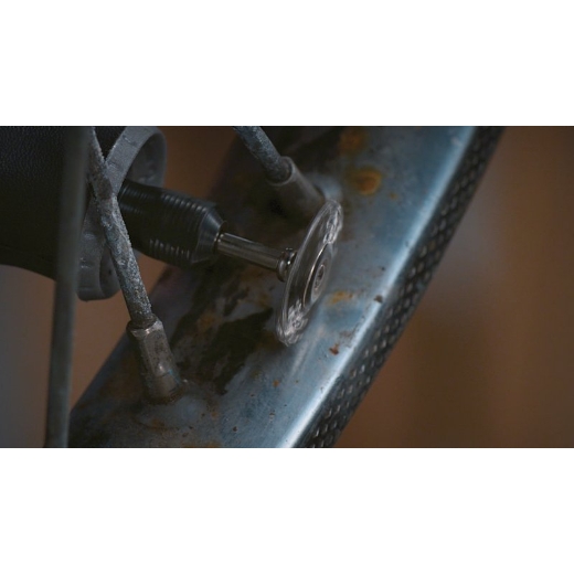 Cepillo de acero al carbono Dremel 428 que se utiliza para eliminar el óxido de una rueda