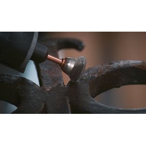 Cepillo de acero inoxidable Dremel 531 que se utiliza para limpiar