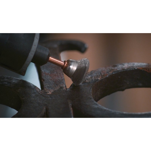 Cepillo de acero inoxidable Dremel 531 que se utiliza para limpiar