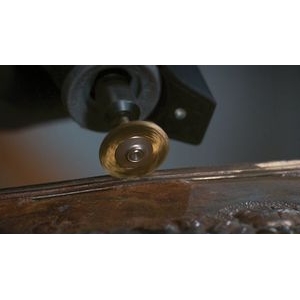 Cepillo de acero inoxidable Dremel 535 que se utiliza para limpiar