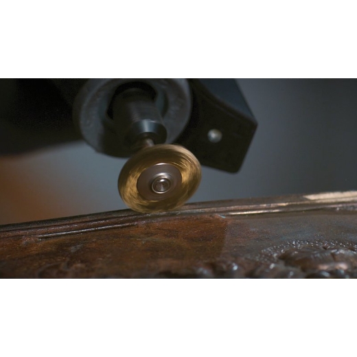 Cepillo de acero inoxidable Dremel 535 que se utiliza para limpiar