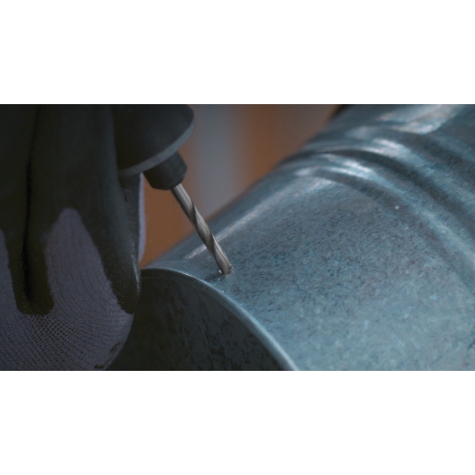 Broca de precisión Dremel 628 que se utiliza para perforar en un cucharón