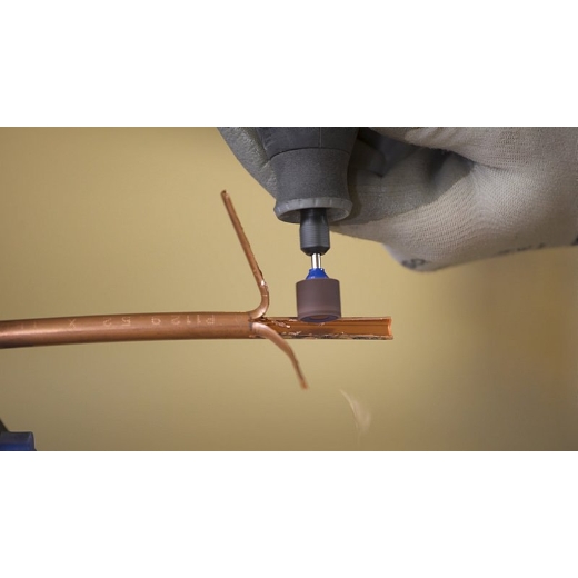 Dremel Multiherramienta acoplada al mandril y la banda de lijado SC407, utilizada para lijar metal