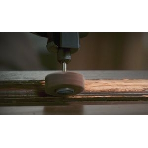 Dremel Multiherramienta acoplada a la rueda de láminas 502, utilizada en madera