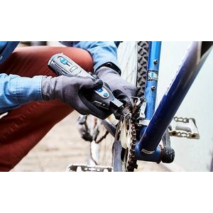 Una persona usando Dremel 8220 en la rueda de la bicicleta