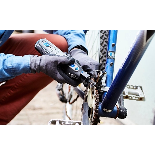 Una persona usando Dremel 8220 en la rueda de la bicicleta