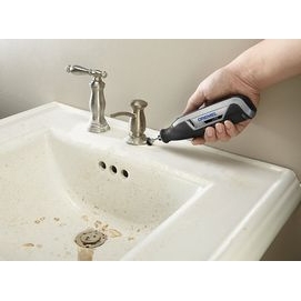 Una persona usando Dremel 7760 lite en un fregadero