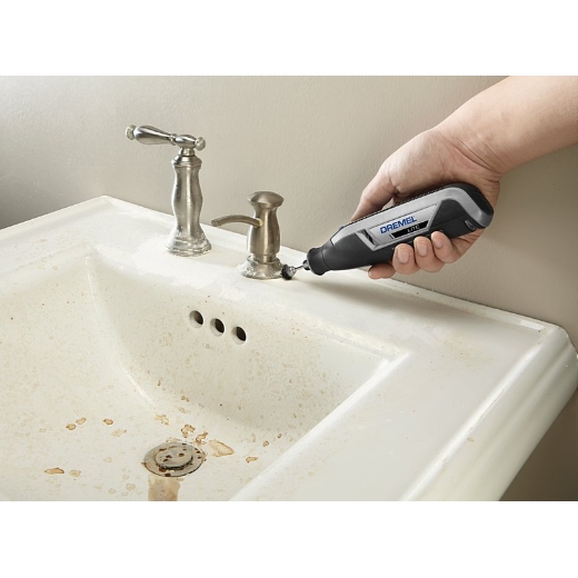 Una persona usando Dremel 7760 lite en un fregadero