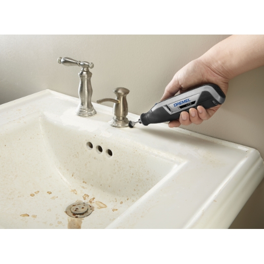 Una persona usando Dremel 7760 lite en un fregadero
