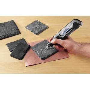 Una persona que usa Dremel 7760 lite para grabar posavasos de piedra