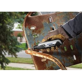 Una persona usando Dremel 7760 lite para limpiar el óxido de una silla de metal