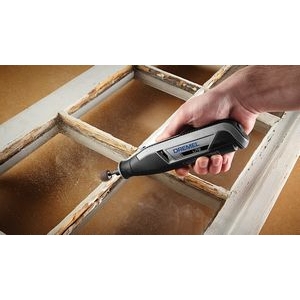 Dremel 7760 Lite se utiliza para lijar el marco de una ventana de madera