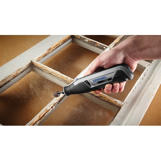 Dremel 7760 Lite se utiliza para lijar el marco de una ventana de madera