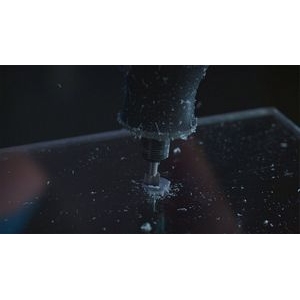 Se está utilizando una multiherramienta Dremel conectada a la cortadora de alta velocidad Dremel 196