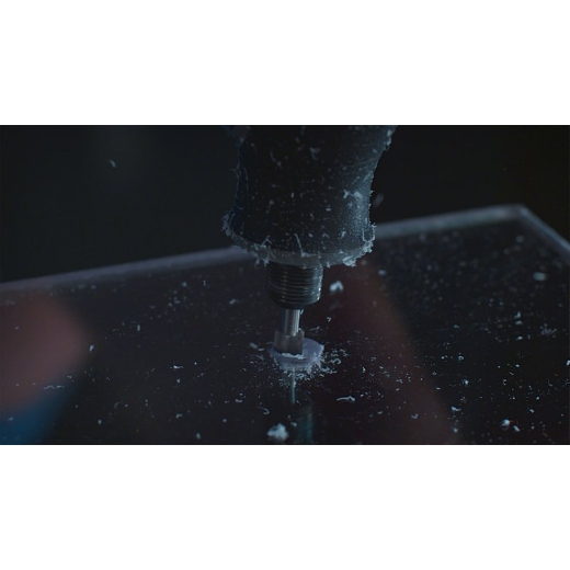 Se está utilizando una multiherramienta Dremel conectada a la cortadora de alta velocidad Dremel 196