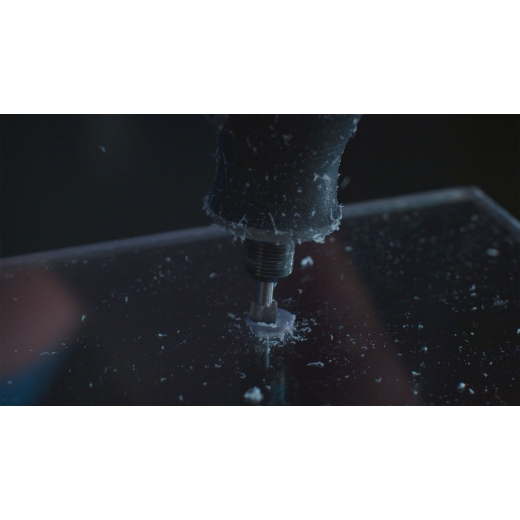 Se está utilizando una multiherramienta Dremel conectada a la cortadora de alta velocidad Dremel 196